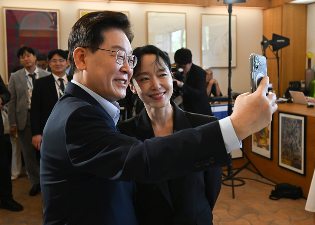 이재명 대통령이 지난 9월 7일(현지시간) 프랑스 남부 생폴드방스 마그 재단에서 열린 국제 영화·영상 정상회의 ‘뤼미에르 서밋’에서 한국 영화인들과 간담회 후 배우 전도연씨(오른쪽)와 기념촬영을 하고 있다. [연합뉴스]