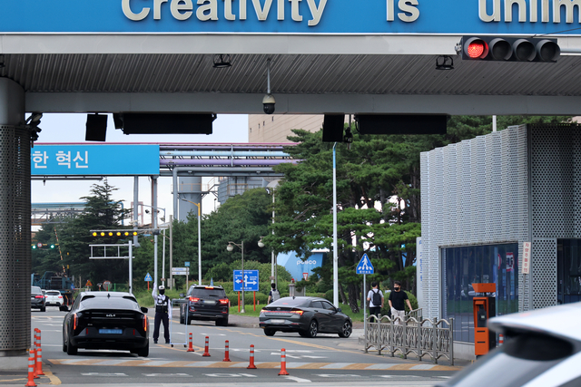 한국노총 금속노련 포스코노동조합이 9일 오전 7시부터 48시간 부분 파업에 들어간 가운데 포스코 포항제철소 정문에 빨간 신호등이 켜져 있다. 연합뉴스.