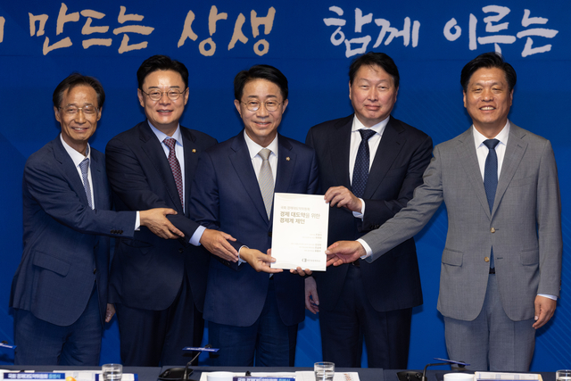 조정식 국회의장(가운데)과 최태원 대한상공회의소 회장(오른쪽 두번째)이 9일 국회 사랑재에서 열린 경제대도약위원회 출범식에 공동위원장 자격으로 참석해 경제 대도약을 위한 경제계 제언을 들고 기념 촬영하고 있다. 왼쪽부터 위원회 분과장을 맡은 유동수 정무위원장과 김성원 산업통상자원중소벤처기업위원장, 조 의장, 최 회장, 분과장을 맡은 조승래 재정경제기획위원장. [연합뉴스]
