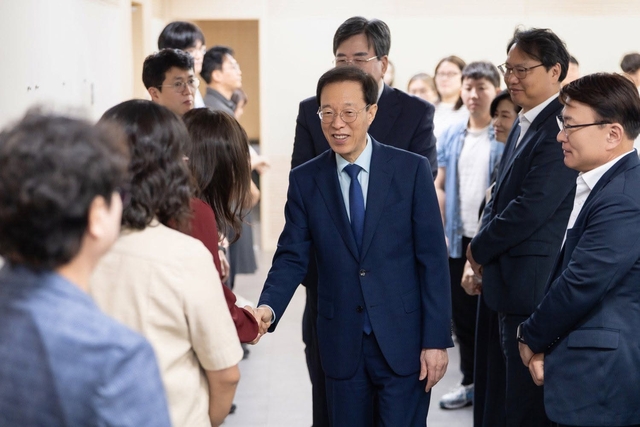 이석연 국민통합위원회 위원장이 9일 서울 종로구 정부서울청사에서 비공개 이임식을 마친 뒤 직원들과 인사하고 있다. [이석연 위원장 페이스북. 재판매 및 DB금지]
