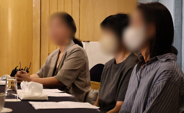 9일 네팔 카트만두 시내의 한 호텔에서 대규모 홍수와 산사태 사고로 실종된 한국인(남동발전 직원들)의 가족이 기자회견을 하고 있다. [연합뉴스]