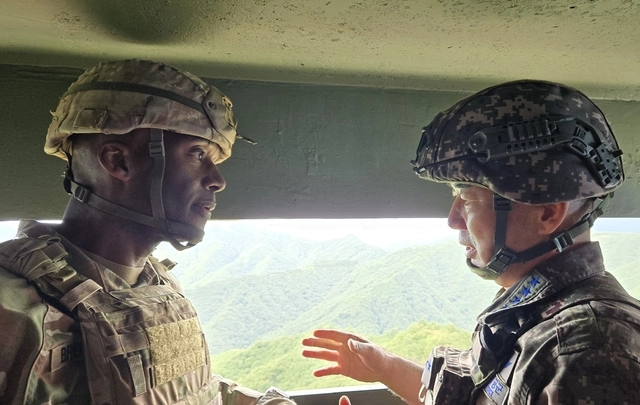 진영승(오른쪽) 합동참모본부 의장과 제이비어 브런슨(왼쪽) 유엔사·연합사·주한미군사령관이 9일 동부전선 GP를 방문해 비무장지대 작전상황을 확인하고 최전방 경계작전태세를 점검하고 있다. [합동참모본부 제공]