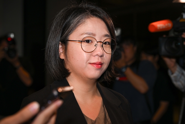 용혜인 성평등가족부 장관 후보자가 9일 서울 서대문구에 마련된 인사청문회 준비 사무실로 출근하고 있다.  [연합뉴스]