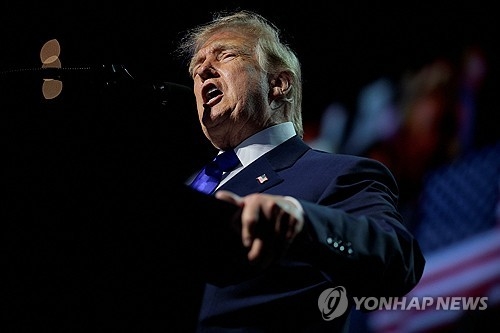 다급한 트럼프, 노골적 ‘매표’ 행위…“중간선거서 이기면 670만원씩 주겠다”