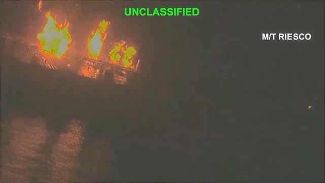 미군 폭격에 불타는 이란 유조선. 미중앙사령부(CENTCOM)는 지난 이틀간 미 해군 군함을 겨냥한 이란의 미사일 공격 시도에 대한 대응으로 해당 유조선을 표적 타격했다고 밝혔다. 촬영 장소와 정확한 일시는 확인되지 않았다. 미 중앙사령부 제공·로이터 연합뉴스