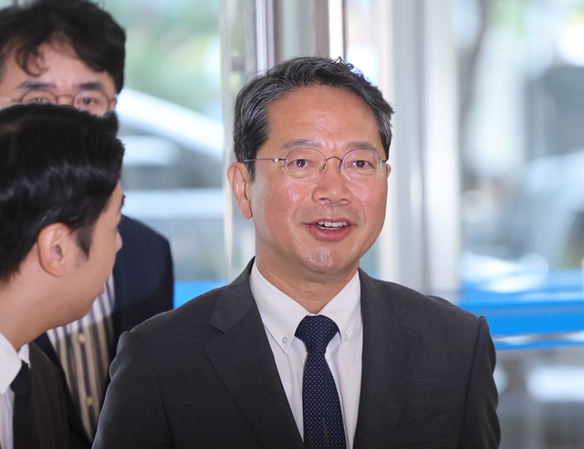 김승원 법무부 장관 후보자가 10일 서울 종로구 적선현대빌딩에 마련된 인사청문회 준비 사무실로 출근하고 있다. [연합뉴스]