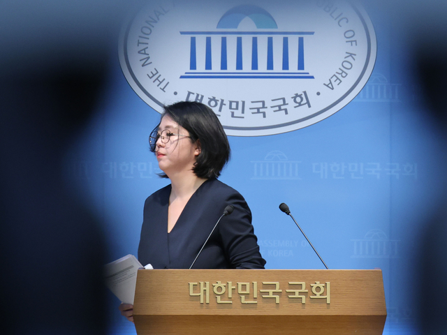 10일 용혜인 성평등가족부 장관 후보자가 국회 소통관에서 입장 발표 기자회견을 마치고 회견장을 떠나고 있다. [연합뉴스]