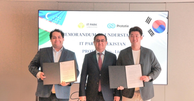 (왼쪽부터)라자보프 자홍기르 IT Park 전무, 막수도프 자몰 우즈베키스탄 디지털기술부 차관, 박승현 프로토타이 대표. (프로토타이 제공)