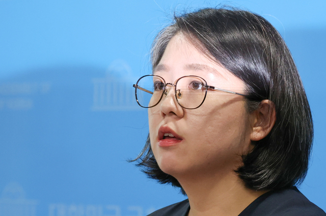10일 용혜인 성평등가족부 장관 후보자가 10일 국회 소통관에서 입장 발표 기자회견을 마친 후 취재진의 질문에 답하고 있다. [연합뉴스]