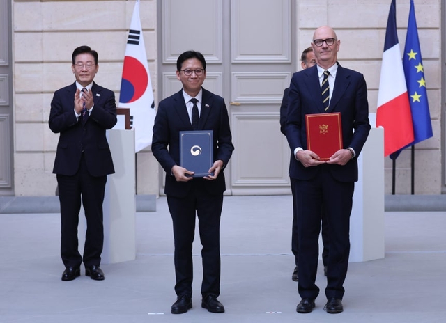 배경훈 (왼쪽) 부총리 겸 과학기술정보통신부 장관과 롤랑 레스퀴르(오른쪽) 프랑스 경제ㆍ재정 및 산업ㆍ에너지ㆍ디지털주권부 장관이 8일(현지시간) 파리 엘리제궁에서 이재명 대통령과 에마뉘엘 마크롱 프랑스 대통령이 임석한 가운데 AIㆍ반도체ㆍ양자기술 분야 협력 양해각서를 체결하고 기념촬영을 하고 있다.  연합뉴스 제공.