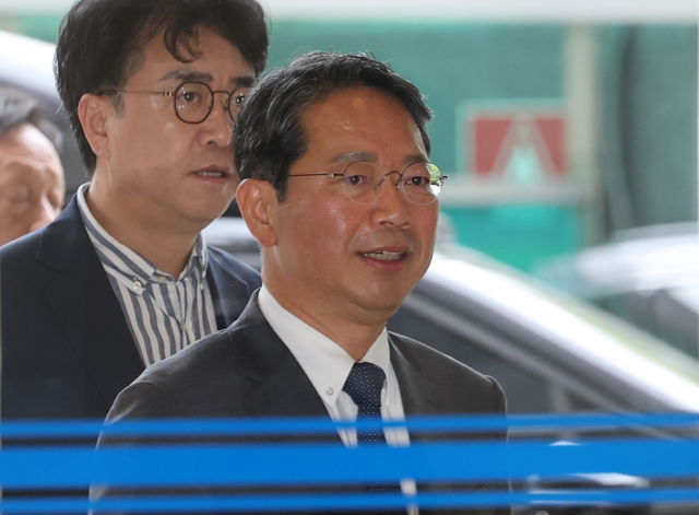 김승원 법무부 장관 후보자가 10일 서울 종로구 적선현대빌딩에 마련된 인사청문회 준비 사무실로 출근하고 있다. [연합뉴스]
