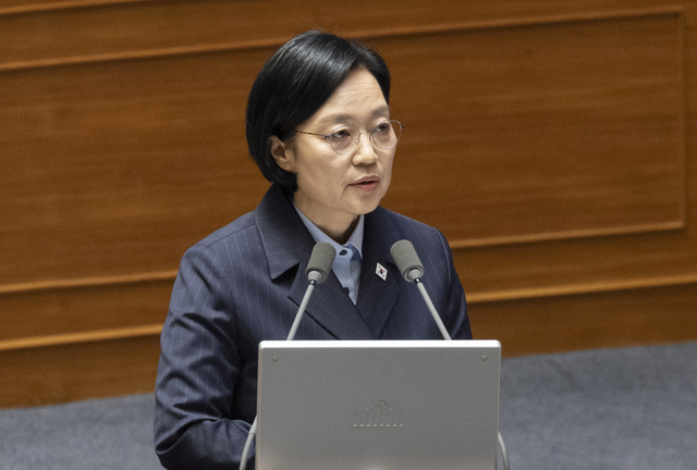 한성숙 국무총리가 10일 국회에서 열린 제439차 정기회 6차 본회의 외교ㆍ통일ㆍ안보 분야 대정부 질문에 출석해 국민의힘 김석기 의원의 질의에 답하고 있다. [연합뉴스]
