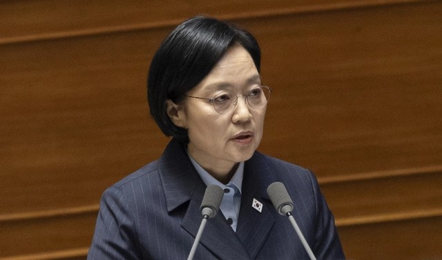 한성숙 국무총리가 10일 국회에서 열린 제439차 정기회 6차 본회의 외교ㆍ통일ㆍ안보 분야 대정부 질문에 출석해 국민의힘 김석기 의원의 질의에 답하고 있다. <연합뉴스>