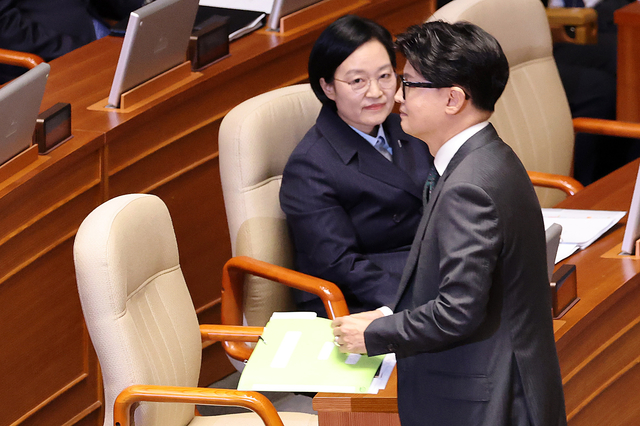 한동훈(오른쪽) 무소속 의원이 10일 국회에서 열린 제439차 정기회 본회의에서 외교ㆍ통일ㆍ안보 분야 대정부 질문을 마친 뒤 한성숙 국무총리 옆으로 지나가고 있다.<연합뉴스>