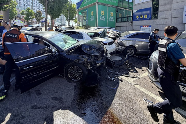 11일 오전 전남광주 목포시 산정동 한 농협 주차장에서 경찰과 소방대원들이 차량 여러 대가 잇따라 충돌한 사고 현장을 수습하고 있다.  [전남광주통합소방본부 제공]