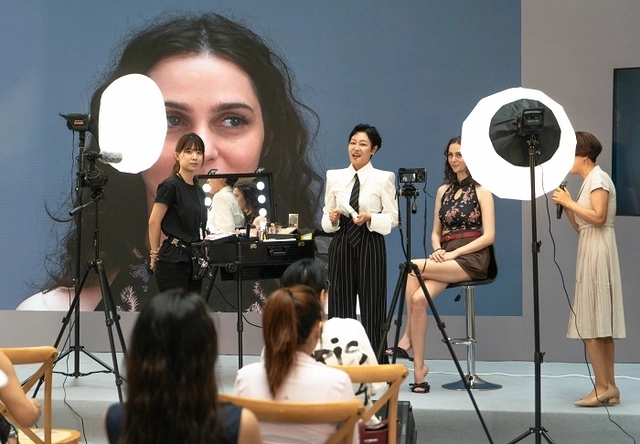 ‘2026 K-BEAUTY ON POP-UP Store’에서 진행된 K-뷰티 콘서트. 예랑 프로덕션 대표 메이크업 아티스트 김혜정 이사가 중국 왕홍을 대상으로 K-뷰티 메이크업을 시연하고 있다.(㈜예랑프로덕션 제공)