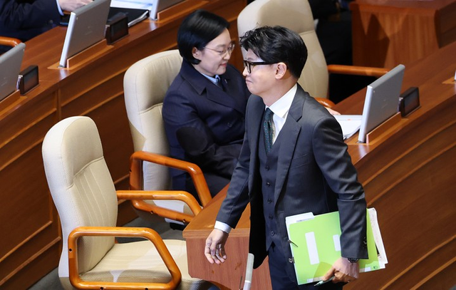 무소속 한동훈 의원이 10일 국회에서 열린 제439차 정기회 본회의에서 외교ㆍ통일ㆍ안보 분야 대정부 질문을 마친 뒤 한성숙 국무총리 옆으로 지나가고 있다. 한 의원은 이날 기자회견 도중 국무총리실 직원이 소속을 밝히지 않은 채 일반인인 것처럼 질문했다며 야당 의원 사찰 의혹을 제기했다. [연합뉴스]