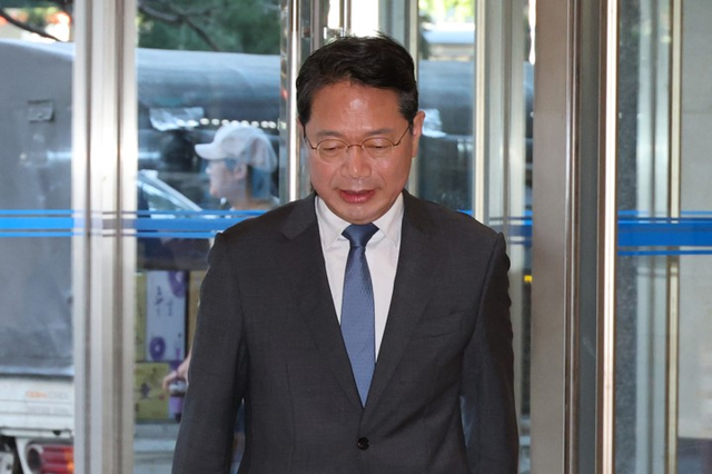 김승원 법무부 장관 후보자가 11일 서울 종로구 적선현대빌딩에 마련된 인사청문회 준비 사무실로 출근하고 있다. [연합뉴스]