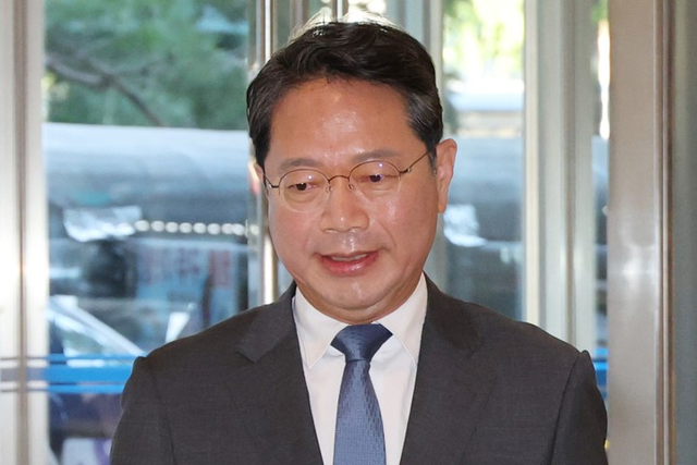 김승원 법무부 장관 후보자가 11일 서울 종로구 적선현대빌딩에 마련된 인사청문회 준비 사무실로 출근하고 있다. [연합뉴스]