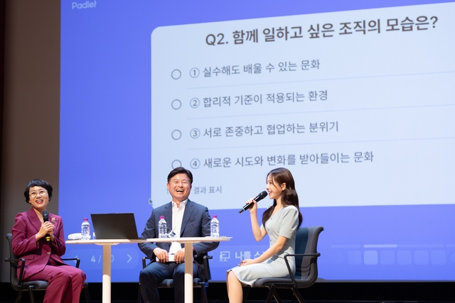 조용익 부천시장이 청렴토크콘서트에서 직원들과 청렴에 대한 의견을 나누고 있다.  부천시 제공