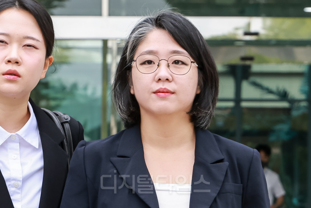 용혜인 성평등가족부 장관 후보자가 13일 서울 여의도 국회 소통관에서 후보직 자진사퇴 기자회견을 마친 뒤 이동하고 있다. 박동욱 기자 fufus@