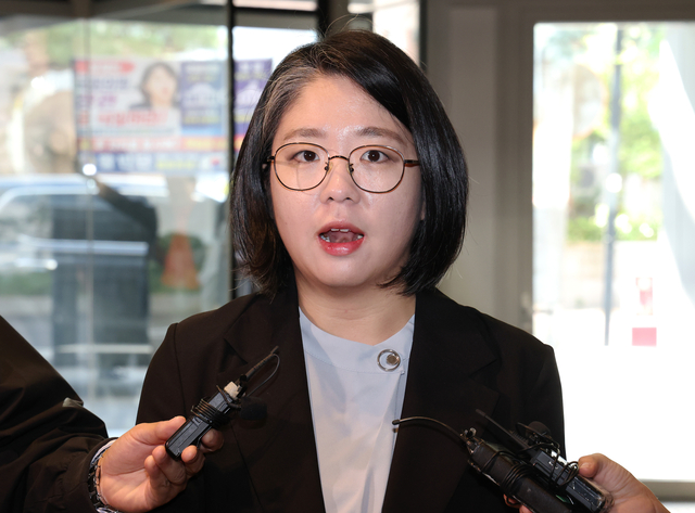 지난 11일 용혜인 성평등가족부 장관 후보자가 서울 서대문구에 마련된 인사청문회 준비 사무실로 출근하며 취재진의 질문에 답변하고 있다. [연합뉴스]