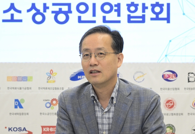 이형일 부총리 겸 재정경제부 장관 후보자가 7일 서울 마포구 소상공인연합회 디지털교육센터에서 열린 ‘소상공인 간담회’를 주재하고 있다.   [재정경제부 제공]