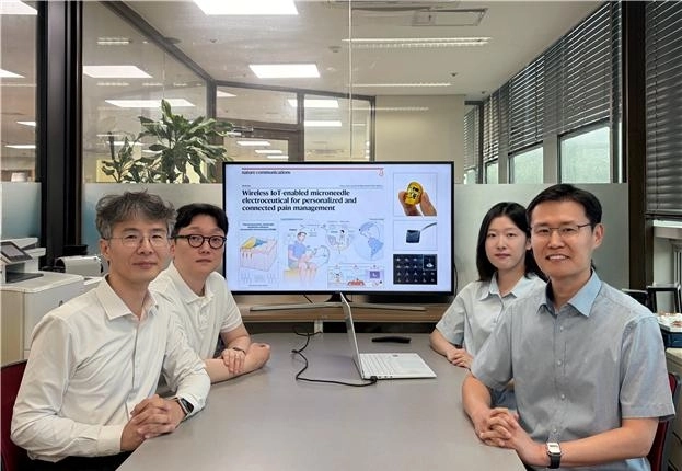 이상훈( 왼쪽 시계방향으로) 한의학연 박사, 방세권 한의학연 박사, 김희수  KAIST 박사과정, 정재웅  KAIST 교수. KAIST 제공.

