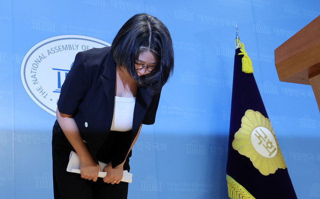 13일 용혜인 성평등가족부 장관 후보자가 국회 소통관에서 후보직 자진 사퇴 기자회견을 마친 뒤 고개 숙여 인사하고 있다. [연합뉴스]