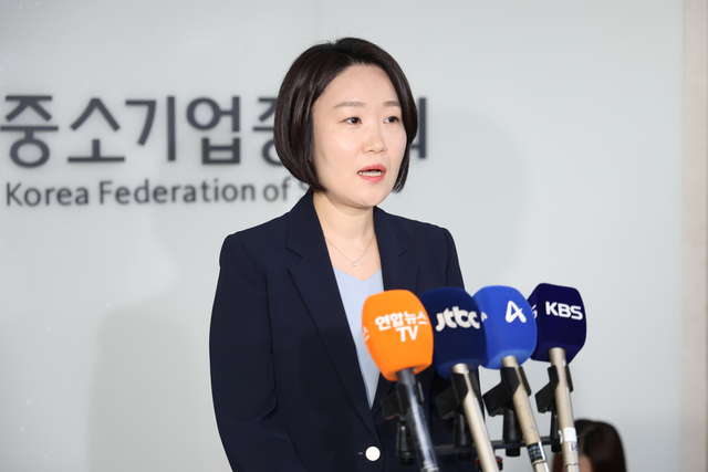 지난 4일 이소영 중소벤처기업부 장관 후보자가 서울 여의도 중소기업중앙회를 찾아 차담회를 마친 뒤 취재진과 질의응답하고 있다. [연합뉴스]