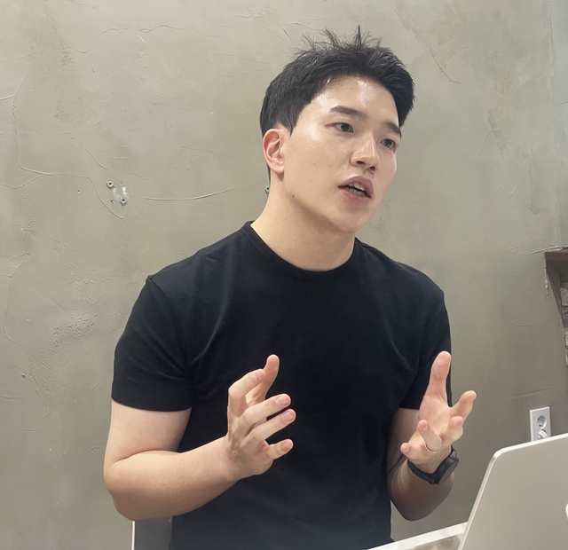 김남웅 포필러스 대표가 서울 강남구 포필러스 사무실에서 디지털타임스와 만나 인터뷰를 하고 있다. [디지털타임스]
