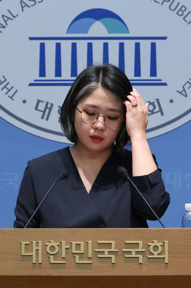 용혜인 성평등가족부 장관 후보자(기본소득당 의원)가 지난 9월 10일 국회 소통관에서 입장 발표 기자회견을 하던 중 머리를 만지고 있다. [연합뉴스]