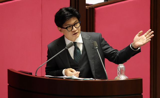 한동훈 무소속 국회의원이 지난 9월 10일 국회 본청 본회의장에서 열린 제439차 정기회 본회의에서 외교·통일·안보 분야 대정부 질문을 하고 있다. [연합뉴스]