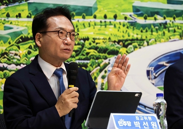 박선원 더불어민주당 최고위원이 지난 9월 11일 오전 충북도청 신관6층 문화홀에서 열린 민주당 충북 현장 최고위원회의에서 발언하고 있다. [연합뉴스]