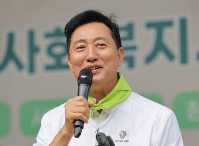 오세훈 서울시장이 12일 서울 서대문구 안산에서 열린 서울시사회복지사 등반대회에 참석해 축사를 하고 있다. [연합뉴스]