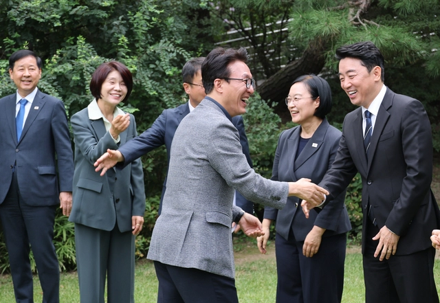 김민석(가운데) 더불어민주당 당대표와 강훈식(오른쪽 )대통령비서실장이 13일 서울 종로구 삼청동 국무총리 서울공관에서 열린 고위당정협의회에서 인사하고 있다. [연합뉴스]