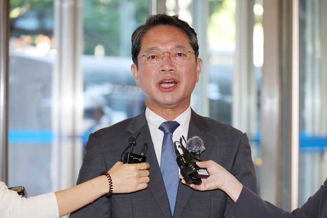 지난 11일 김승원 법무부 장관 후보자가 서울 종로구 적선현대빌딩에 마련된 인사청문회 준비 사무실로 출근하며 취재진의 질문에 답하고 있다. [연합뉴스]