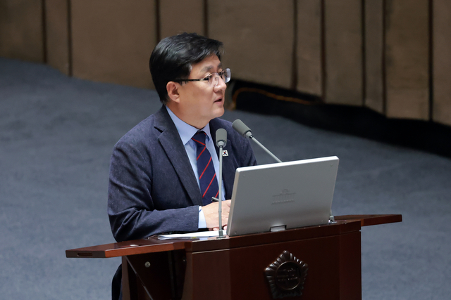 김성환 기후에너지환경부 장관이 14일 국회에서 열린 정기국회 제8차 본회의 교육·사회·문화 분야 대정부질문에서 국민의힘 서범수 의원 질문에 답하고 있다. [연합뉴스]