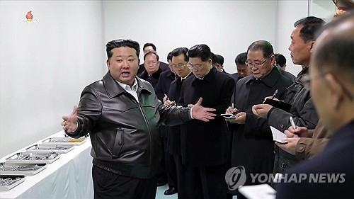 김정은 북한 국무위원장이 2025년11월19일 ‘지방발전 20×10 정책’의 일환으로 건설된 강동군병원 준공식에 참석해 연설하고 있다. [조선중앙TV 화면=연합뉴스]