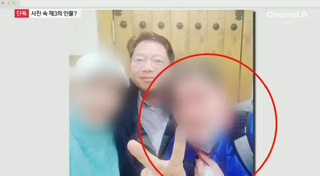 법무부 장관에 지명된 김승원(가운데) 더불어민주당 의원이 제약사 제넨셀의 코로나19 치료제 신약 ‘식약처 민원’을 2021년 전달한 양수진씨(왼쪽), 2023년 제넨셀 대표의 1차 구속영장 심사를 맡아 기각한 정인재(오른쪽) 부장판사와 2022년 2월 함께 찍은 사진이 양씨의 인스타그램에서 발견돼 올해 9월 3일 채널A에서 첫 보도했다. [채널A 보도화면 갈무리]