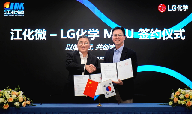 김상민 전무(오른쪽) LG화학 석유화학사업본부장과 상자오총 장화웨이 장인 공장 동사장과 업무협약(MOU)을 체결한 뒤 기념촬영을 하고 있다. LG화학 제공.