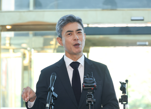 강신철 국방부 장관 후보자가 3일 청문회 준비 사무실이 차려진 서울 용산구 국방컨벤션으로 들어서며 취재진의 질문에 답하고 있다.  [연합뉴스]