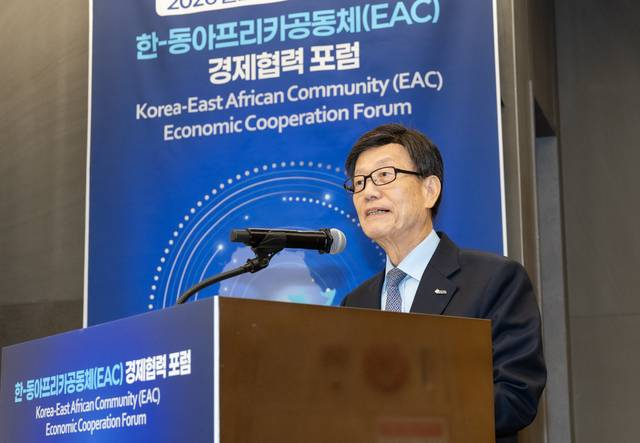 윤진식 한국무역협회 회장이 지난 5월 서울 삼성동 트레이드타워에서 ‘한-동아프리카공동체(EAC) 경제협력 포럼’에서 개회사를 하고 있다. 무협 제공