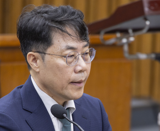 김성수 대법과 후보자가 14일 국회에서 열린 대법관(김성수) 임명 동의에 관한 인사청문특별위원회 청문회에 출석해 여야 청문위원들의 김 후보자 전셋집 의혹과 관련한 자료 제공과 증인 출석을 놓고 격돌하는 모습을 지켜보고 있다.   [연합뉴스]