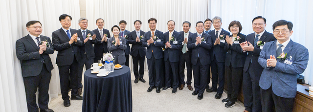 디지털타임스 AI포럼에 14일 참석한 과학기술분야 연구기관장들이 포럼 행사에 앞서 포즈를 취하고 있다. 왼쪽부터 이식 한국과학기술정보연구원장, 김형철 한국지능정보사회진흥원장, 오상록 한국과학기술연구원장, 이희승 한국해양과학기술원장, 황정아 더불어민주당 의원, 고성규 한국한의학연구원장, 정희권 연구개발특구진흥재단 이사장, 김영식 국가과학기술연구회 이사장, 강대임 과학기술연합대학원대학교 총장, 박선규 한국건설기술연구원장, 신석민 한국화학연구원장, 사공명 한국철도기술연구원장, 권석윤 한국생명공학연구원장, 황금숙 한국기초과학지원연구원장 직무대행, 류석현 한국기계연구원장, 배태민 국가과학기술인력개발원장. 박동욱 기자 fufus@