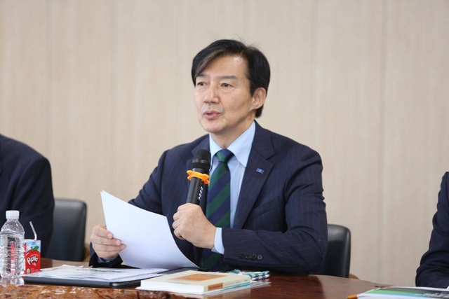 조국 조국혁신당 혁신정책연구원장이 지난 3일 전남광주 북구 엠에스엘에서 ‘호남 반도체 클러스터 성공 방안’을 주제로 열린 정책간담회에 참석해 발언하고 있다. 연합뉴스