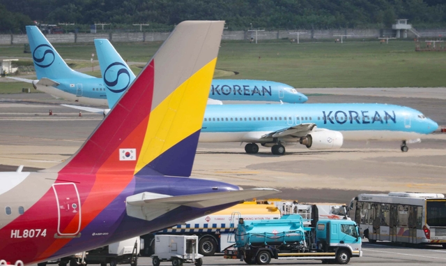 지난 8일 김포공항 계류장에서 이동하는 대한항공과 아시아나 항공기 모습. [연합뉴스]
