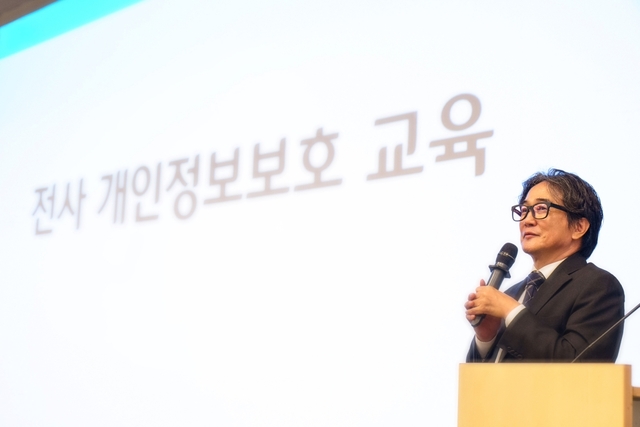 윤종수 법무법인 광장 파트너 변호사(개인정보전문가협회 이사)가 지난 14일 티빙 임직원을 대상으로 강의하고 있다. 티빙 제공