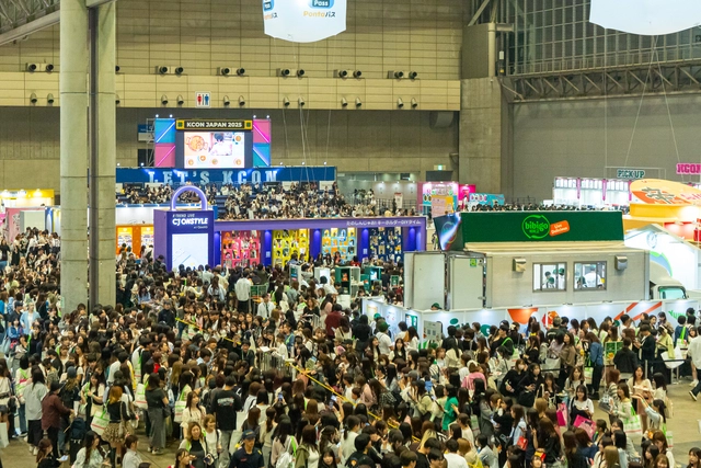지난해 5월 일본 지바현에서 열린 '케이콘 재팬 2025' 행사장이 관람객들로 붐비고 있다. CJ ENM 제공
