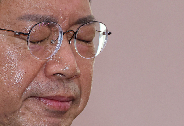 15일 김승원 법무부 장관 후보자가 국회 법제사법위원회에서 열린 인사청문회에서 가족 관련 질문에 답변하는 도중 눈물을 흘리고 있다. [연합뉴스]